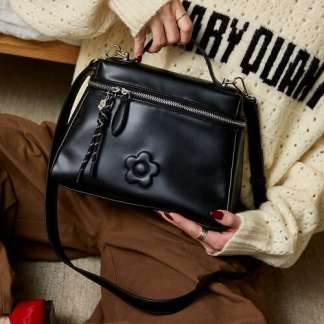 MARY QUANT × PUBLUX 聯名限定款 Daisy Leatherette Bag 預訂 11月中 MARY QUANT × PUBLUX 聯名限定款 Daisy Leatherette Bag 預訂 11月中