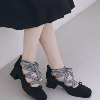 Maison de FLEUR 繫帶緞面高跟鞋