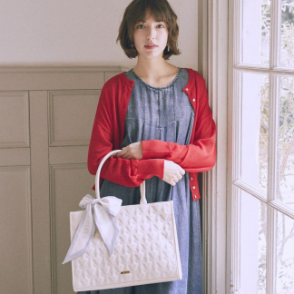 Maison de FLEUR 【含圍巾/相容A4尺寸】雙格緞帶絎縫手提袋
