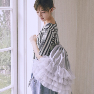 Maison de FLEUR 薄紗荷葉邊束口袋