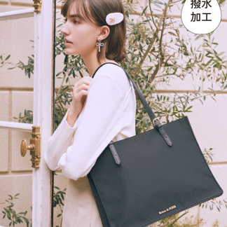 Maison de FLEUR 【防水/相容A4紙張】多口袋隨身行李袋