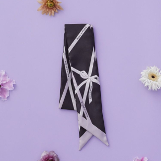 Maison de FLEUR 【雙面可用】緞帶圖案圍巾 Maison de FLEUR 【雙面可用】緞帶圖案圍巾